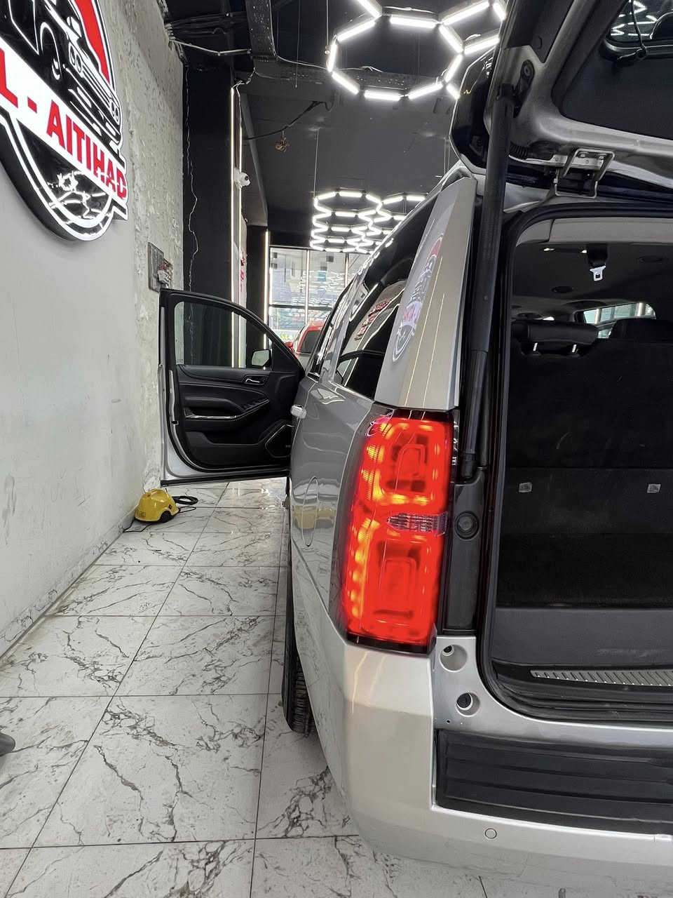 تاهو موديل 2018 Lt فول مواصفات ماشيه 81 الف مايل 

المحرك: 5.3 لتر (355 حصان)

ناقل الحركة: أوتوماتيكي 6 سرعات

نظام الدفع: ثنائي أو رباعي (4WD).

التسارع: من 0 إلى 100 كم/س في حوالي 7.8

داخلية: كشنات جلد VIP منفصلة، تدفئة وتبريد للكشنات 
الأمامية والخلفية، كراسي كهرباء مع ذاكرة، تحكم كهربائي 

بالمقود، شاشة كبيرة، قاصة، تبريد مركزي، ومساند ذراع خلفية

.
تكنولوجيا: بصمة أبواب، تشغيل عن بعد، شحن لاسلكي، رادارات (نقاط عمياء، مانع تصادم، رادار أمامي/جانبي)، حساسات أمامية

 وخلفية وجانبية، كاميرات دوارة، صندوق خلفي كهربائي، مرايا شفط وقلاب.
أمان: نظام مراقبة ضغط الإطارات، مانع حركة، مساعد فرامل، توزيع إلكتروني لقوة الفرملة، ومساعد صعود المرتفعات.

مكان السياره بغداد اليرموك 

البيع او مرارس حسب القناعه 

ملاحظه سياره في بيت مو معرض 

استفسار ***********
