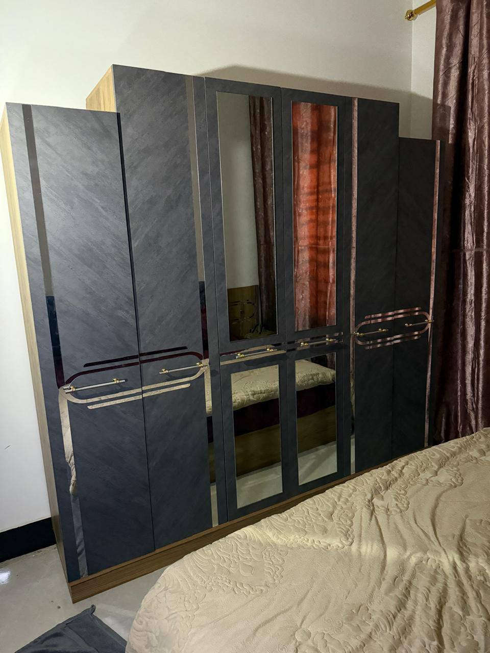 غرفه نوم تركيه جيدة جدا استعمال لمدة أيام السعر 500الف دينار حي القاهرة عنواني للعلم الغرفه مكانهه بالدورة***********
