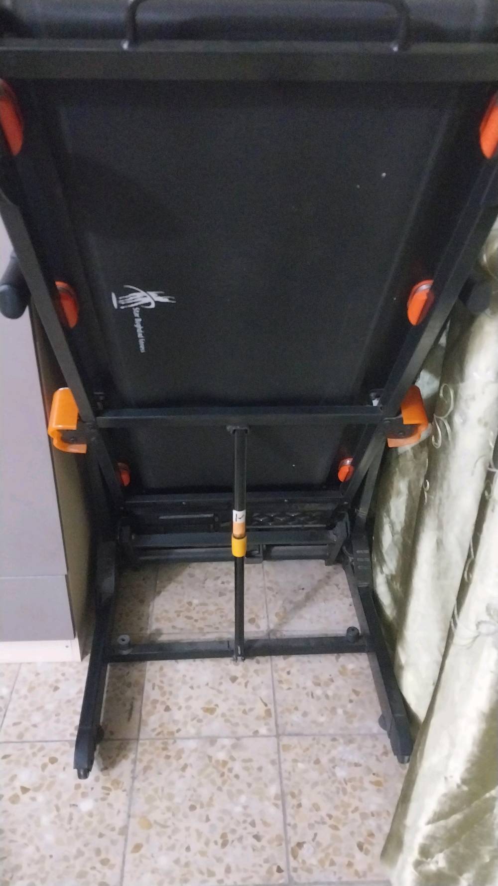 جهاز جري للبيع في حالة نظيفة جداً وكالشيء جديد. مثالي للتمرين داخل البيت ويحتوي على شاشة رقمية لعرض السرعة والمسافة. مرفق معه حزام مساج لجلسات الراحة بعد التمرين. سهل الطي والتخزين بأقل مساحة ممكنة. للاستفسار يرجى الاتصال على الرقم الموضح بالصورة.