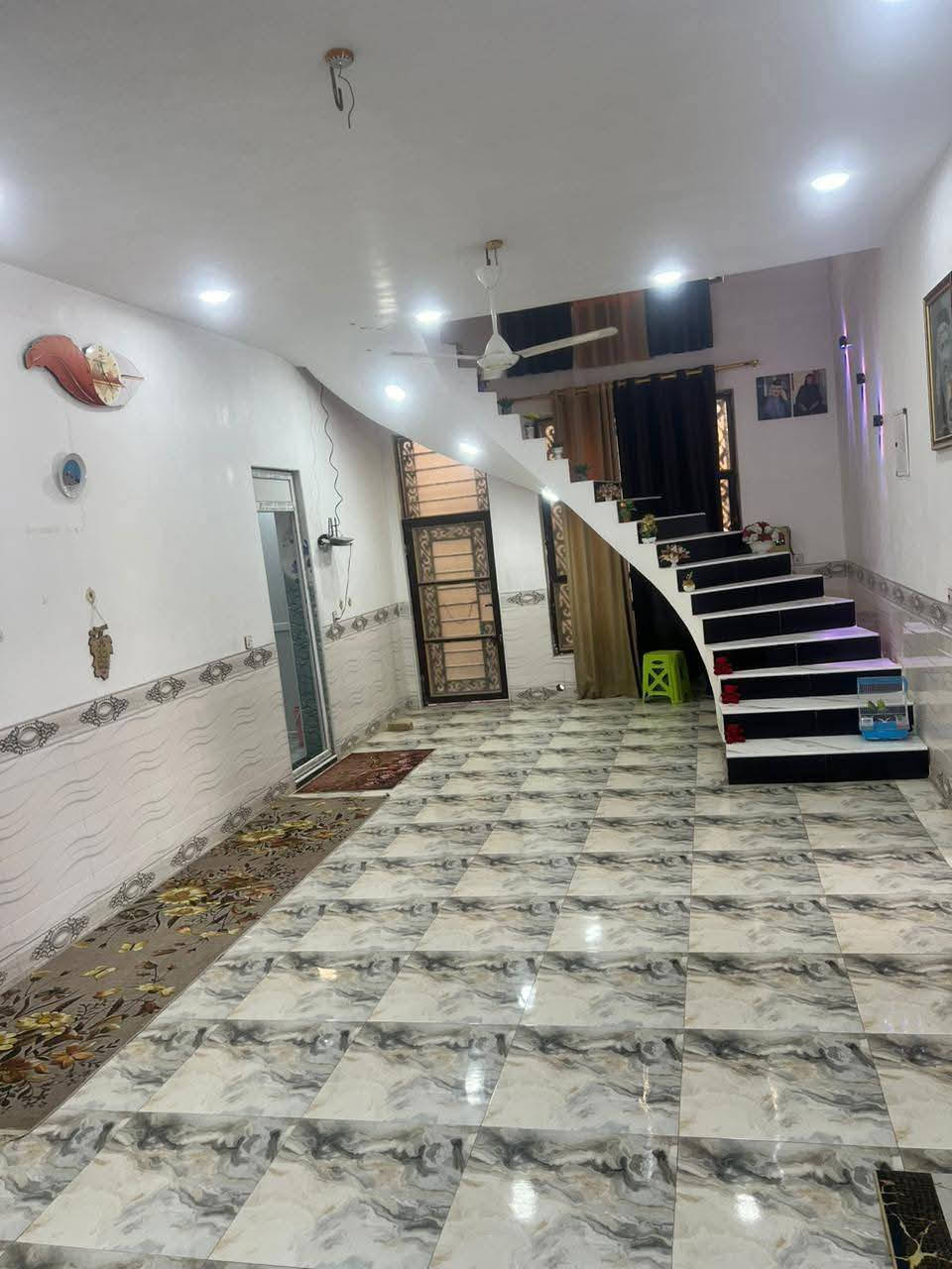 بيت للبيع مساحة ٧٠٠م طابو زراعي تحويل مباشر
شارع ٨م
بناء حديث
غرفتين نوم / صالة / استقبال / مطبخ / صحيات داخلية وخارجية / ممرات 
الموقع/ المعارة قرب حسينة السجاد خلف اسواق عموري 
***********
للأستفسار اكثر مراجعة مكتب الورد للعقار قرب فلكة الساعة مجاور مكتب الجزيرة مقابيل مركز الشباب
