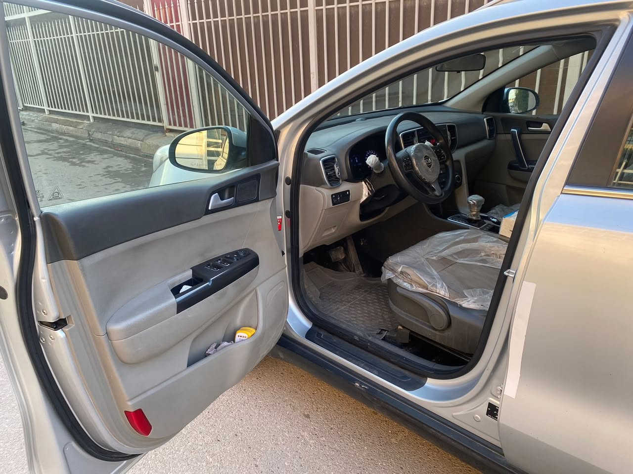 السلام عليكم اخوان 
عندي كيا سبورتج موديل 2019 خليجي رقم أربيل لجديد بسمي تحويل ثاني يوم 
المراصفات نص فول  محرك 2400 GDl 
سياره حلوه وجديده كلش  مكفوله كفاله عامه عده لبنيد مفتوح وبي كلير فقط 
مكاني بغداد لحبيبيه رقم لهاتف ***********  اخوان اني مكلف بل نشر
