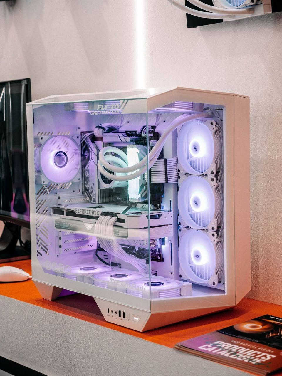 شاشة مع Pc للبيع 
مواصفات ال pc  

Rtx 5070 Ti airo white

R7 9800 X3D 

Ram 32 2x16 GeForce 

1T m.2 

B850 Ds3h ice 

Psu 850 gold 

Corsair iCUE H150i Elite Capellix

DY 470 white 
بالنسبة للشاشة 
LG C2 OLED 50 حجم 
120 Fps

للاستفسار *********** 
عندي واتساب
