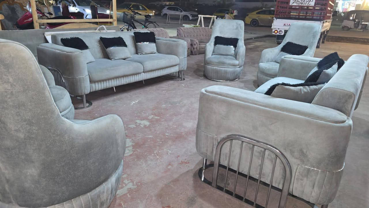 فخامة اللون الرصاصي.. موديل تركي حديث 🩶✨
​زبائننا الكرام، متوفر الآن طقم قنفيات تركي بتصميم عصري وأنيق، يتميز بالمتانة والنظافة العالية جداً (95%).
​المواصفات:
✅ طقم ۱۰ مقاعد (2 قنفات + 4 كراسي).
✅ لون رصاصي مميز (يدهم مع كل ديكور).
✅ رجلينات ستيل قوية ومقاومة.
✅ النظافة: 95% (شبه جديد).
​فرصتكم لتجديد بيتكم بأفضل جودة وأنسب سعر من مجمع الخير.
​📍 العنوان: بغداد - الدورة - شارع الكفاءات.
📞 للتواصل أو واتساب:***********
