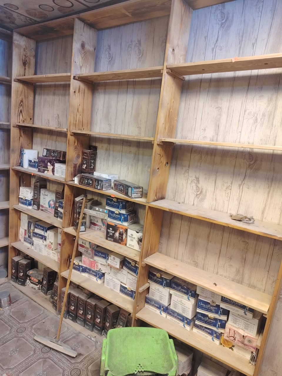 سلام عليكم رفوف خشب
وسله للمكياج او غير شي عده استخدامات وفاترينه
قيم واخذهن
***********
