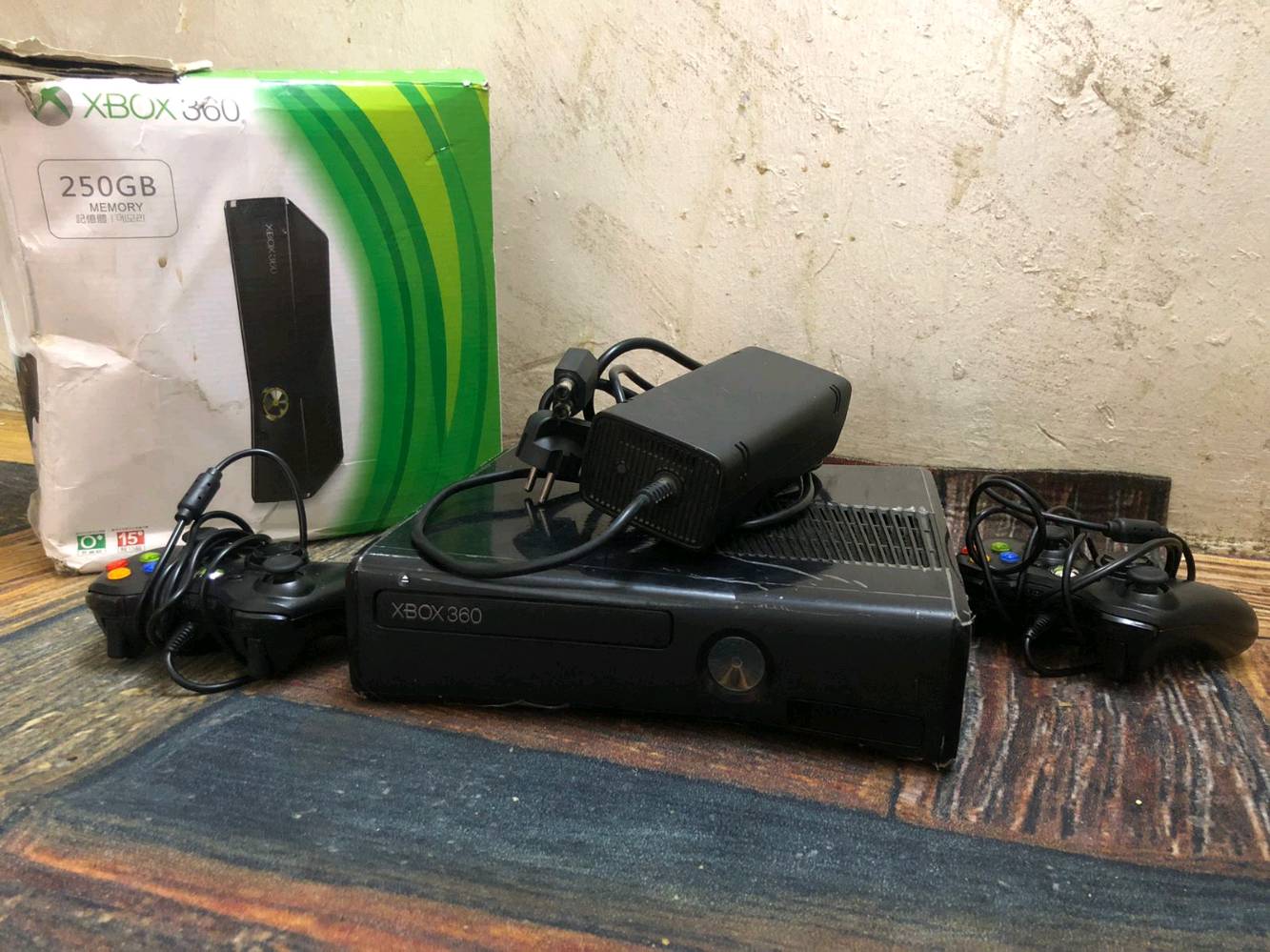 Xbox 360 slim 
كامل ملحقات يحتوي على العاب 157 لعبه
هو والكارتونه نظيف بدون تصليح ولا صيانه جهاز يبقى عمر وياك 
مكاني بغداد الشعب 
متواجد واتساب 💚