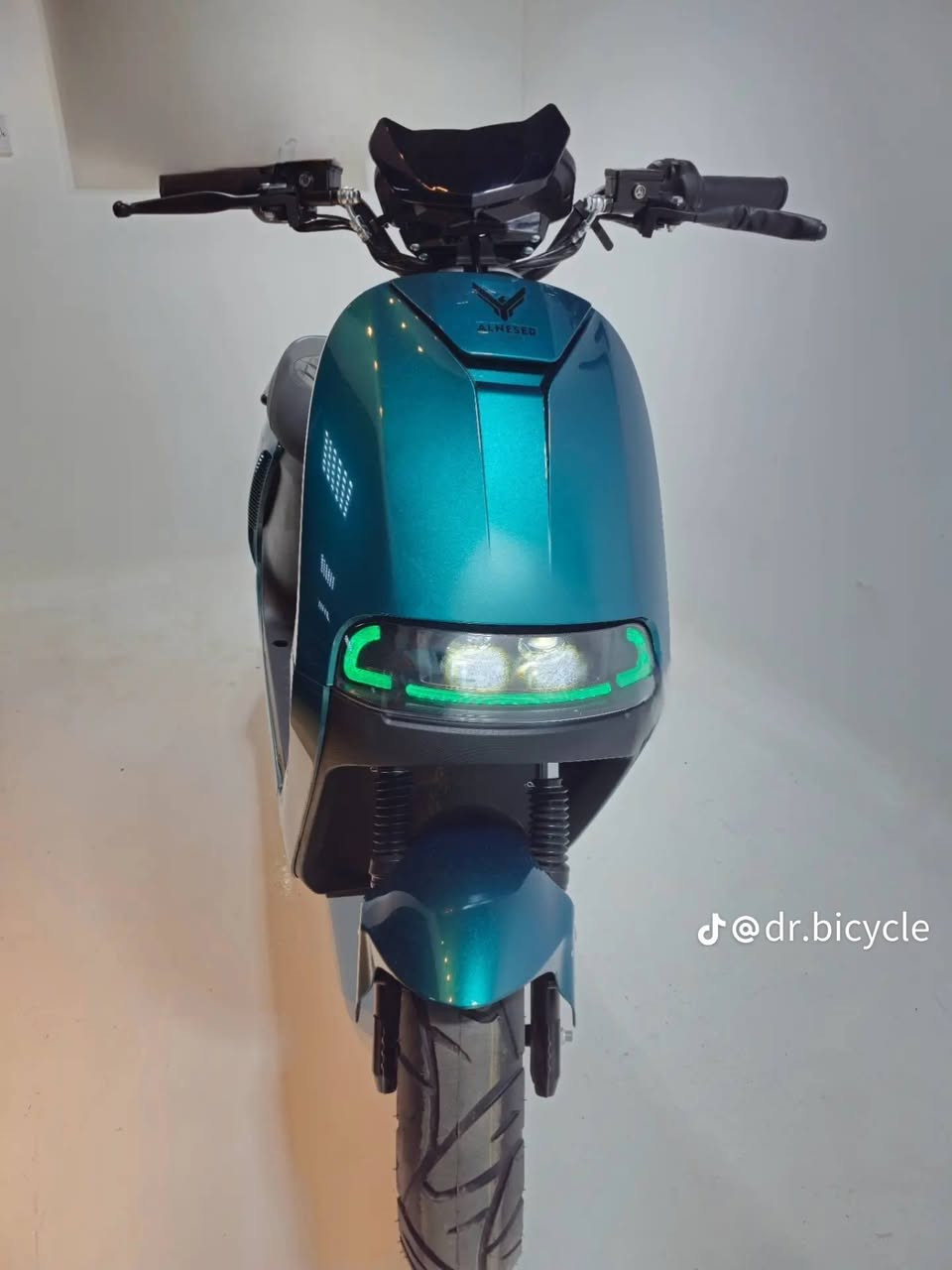 السلام عليكم دراجه شحن للبيع  موديل 2025 مواصفاته اضائه LED ابريك دهن أمامي خلفي دسك  بيهه نظام ABC مانع انزلاق نظام R رجوع للخلف نظامB الدراجه3سرع سرعه الدراجه 85 مع الوزن 75 الدراجه بطارياتهه جديده صار أقل من شهر شادهن بطارياته مسطره 39امبير فيتنامي اتمشيك أكثر من 70كيلو ملف الدراجه 2000حقيقي السعر 800الف للتواصل ***********موجود واتساب العنوان بغداد السيديه
