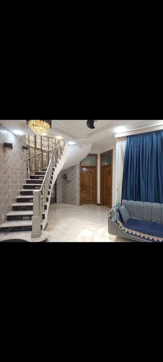 السلام عليكم بيت طابو صرف للبيع رابع بيت عن الشارع العام على طريق الزوار بناء حديث كل طابوك جمهوري نهايه ٢٠٢٣ بنائه البيت البيت بسمي مداور ثاني يوم مساحه البيت بسند 180متر واقع حال 200 م البيت مكون من غرفتين ومناور ثنين صاله ستقبال مطبخ مجمع صحيات حديقه كراج سياره مكانه حي السلام ملبيج غير متواجد ع الفيس للإستفسار اكثر اتصال ع الرقم ***********
