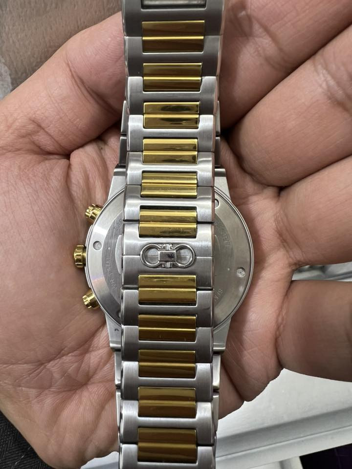 للبيع ساعة Salvatore Ferragamo من تشكيلة Sapphire الفاخرة، تتميز بتصميم عصري يجمع بين الأناقة السويسرية والذوق الإيطالي الرفيع.
• الموديل: Ferragamo Sapphire Chronograph (SFME).
• الميناء: لون أخضر زيتوني مميز بنقشة شعار "Gancini" المزدوج.
• الهيكل: ستانلس ستيل (Stainless Steel) مع تفاصيل باللون الذهبي (Two-tone).
• الزجاج: ياقوت مقاوم للخدش (Sapphire Crystal).
• المحرك: سويسري الصنع (Swiss Made) لضمان دقة متناهية.
• المقاومة: مقاومة للماء حتى عمق 50 متر (5 ATM).
• الحالة: ممتازة /).
الساعة قطعة استثمارية رائعة ومثالية للمناسبات الرسمية واليومية.
السعر المطلوب: (370 دولار )
للتواصل: (وتساب ***********)
