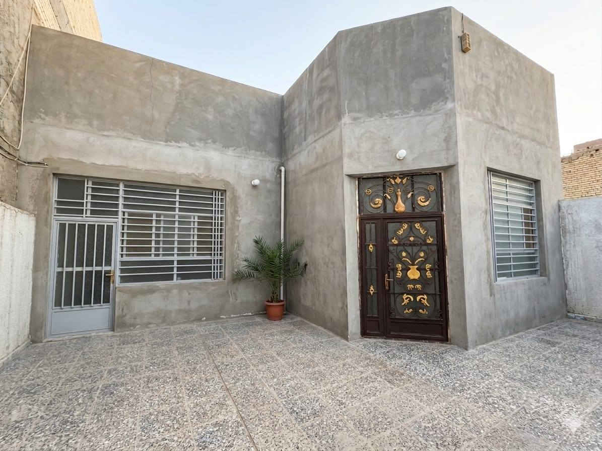 ## 🏡 **دار مميزة للبيع - مساحة واسعة وتصميم متكامل** 🏡
💥وبسعر بلاااااش💥

**الموقع:** [حي النداء - شارع المجمعات - خلف صيدلية دبي وقريب عله شارع كربلا]
**المساحة الكلية:** 250 متر مربع.
**أبعاد الأرض:** الواجهة (العرض) 10 متر × النزال 25 متر.
**سنة البناء:** 2022.
**نوع الاساس **صب مركزي
**نوع السقف:** عكادة.
يتميز البيت بساحة (طارمة) كبيرة ، وتوزيع ممتاز للمساحات يوفر راحة تامة للسكن.
### 📐 **تفاصيل وتوزيع المساحات الداخلية:**
 * **الطابق الأرضي:**
   * **الاستقبال:**  استقبال واسعة وضخمة بحجم (8.5 في 5 متر) مثالية للضيوف.
   * **الصالة الداخلية (الهول):** بمساحة ممتازة ومريحة (7 \ 5 متر).
   * **المطبخ:** كبير وشرح بمساحة (6 \ 5 متر).
   * **غرف النوم:
** يحتوي على **غرفتين نوم** واسعتين، مساحة الغرفة الواحدة (5 \ 4 متر).
   * بالإضافة إلى المجموعات الصحية (الحمامات).
 * **الطابق العلوي:**
   * يحتوي على **غرفة نوم إضافية** مع **حمام**.
### 📞 **للاستفسار والتواصل:**
للمزيد من المعلومات، السعر، أو لتنسيق موعد لمعاينة الدار، يرجى الاتصال على الرقم:
📱 ***************

