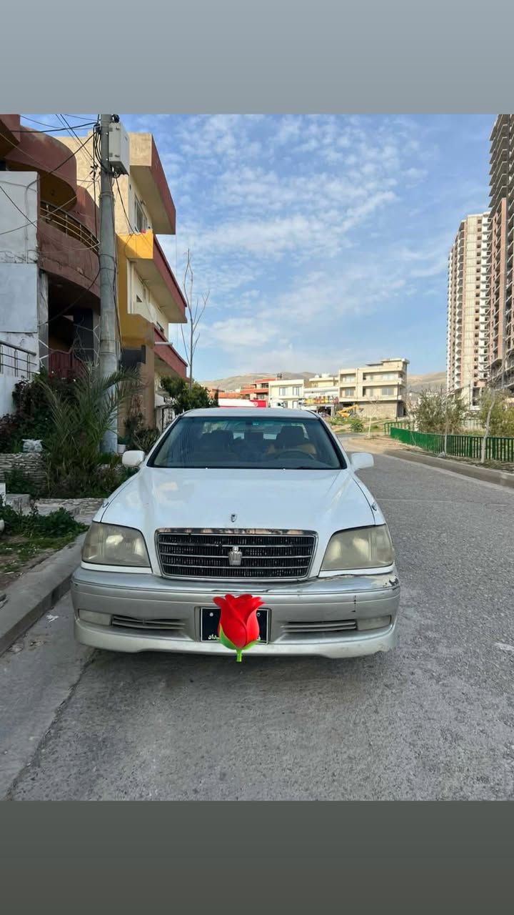 مەلیکەی 2002مووسە
گێڕ و مەکینە دیفۆڕی بچووک
دوو دوگمە 
ناو فۆڕمیکا زۆر جوان
ڕەنگی سپی و ڕەساسی کامل 
تەبرید بەشەرت   
هەر چوار تایەکەی تازەیە  
لایتی کریستاڵ
40 گەڵا ومعامەلە
***********
