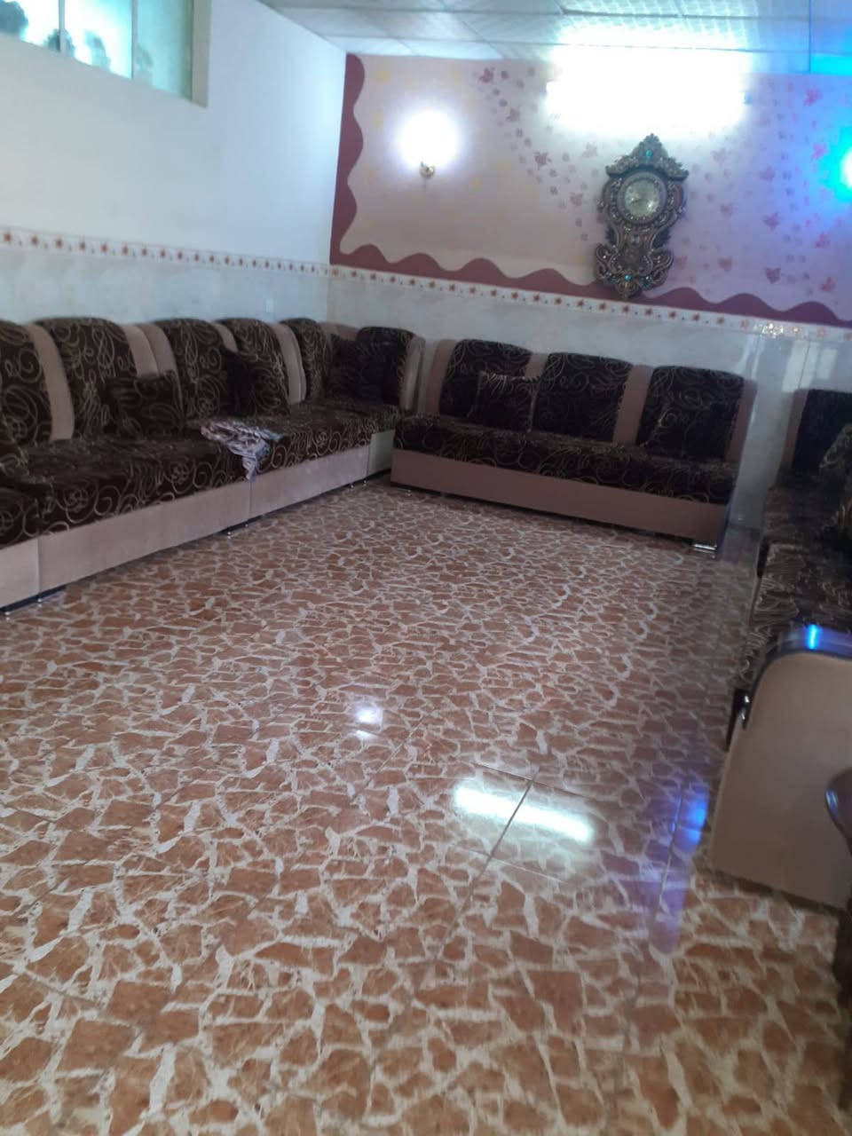 دار للبيع غربي المساحه 250مترالوجه 12ونص متر موصل حي الصحه قرب جامع السورجي غفتين  نوم وهول ستقبال مطبخ مشتملات الطابق الثاني غرفة نوم وبيتونه الغرفه 6 رقم الهاتف ***********رقم الهاتف ***********الاستفصارعل خاص+4
