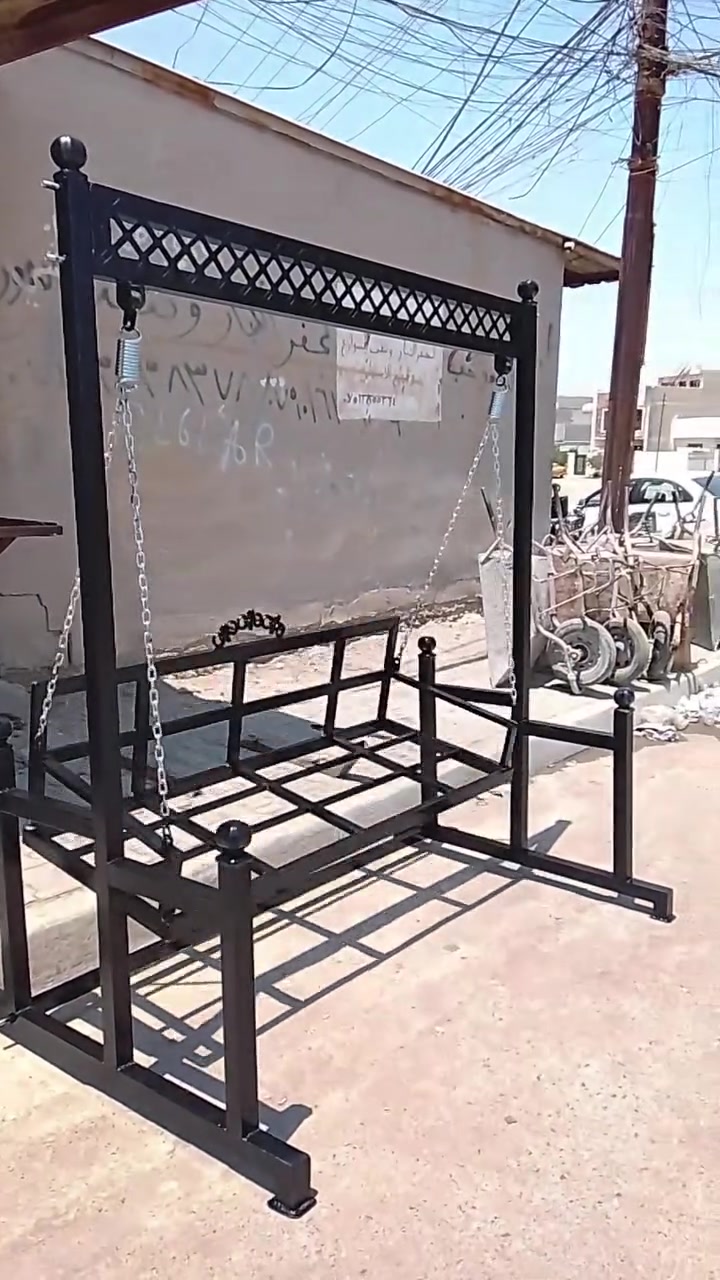 السلام عليكم اخوان مرجوحة ٣ نفر فصال حديد ثقيل ديزاين كلاسيك للبيع ب٣٥٠ وبيها مجال مكان بغداد للتواصل واتساب ***********
