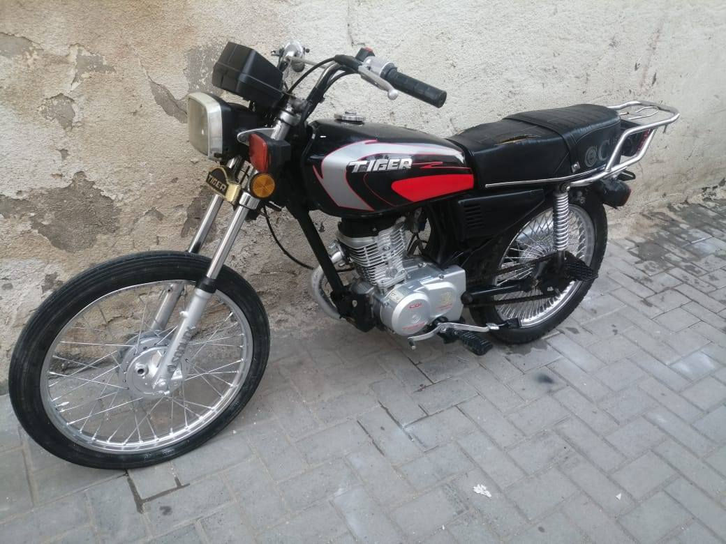 السلام عليكم دراجه تايجر اوراقها ضايعه موديل 23 دراجه جديده السعر 350 قفل قفل  مكاني بصره وهذا رقمي بواتساب ***********
