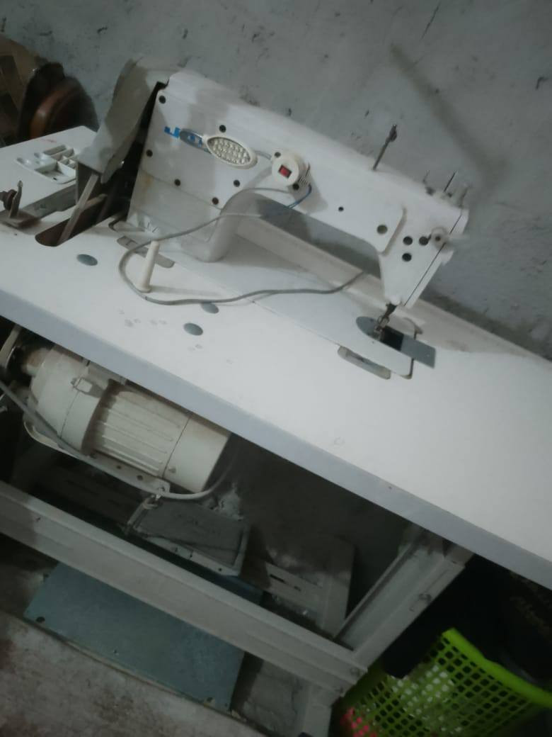 للبيع مكينة خياطة صناعي جااك مستعملة نضيفة وشغالة من كلشي السعر 300 قفل ووياها مساطر هدية ويوجد توصيل داخل بغداد فقط للاستفسار ***********
