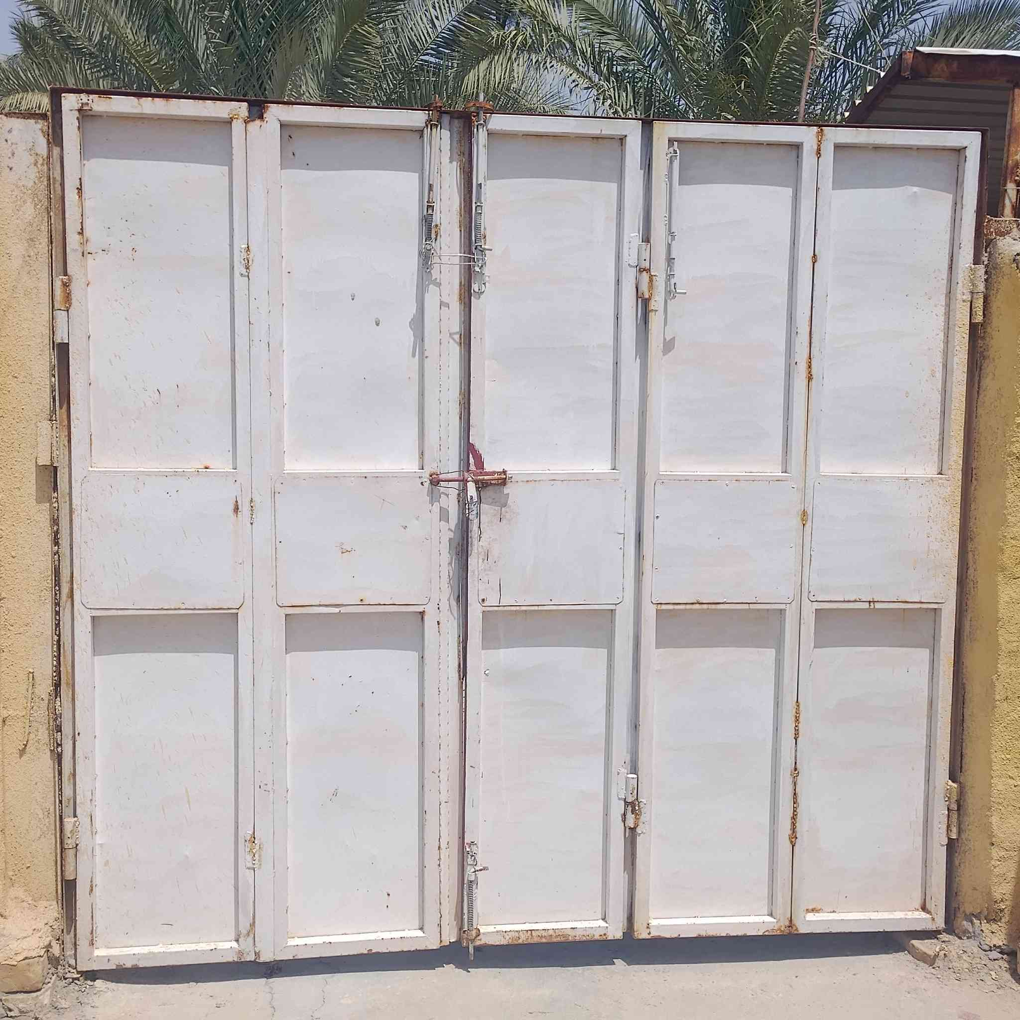 سلام عليكم باب  للبيع السعر خاص رقم الهاتف  ***********
