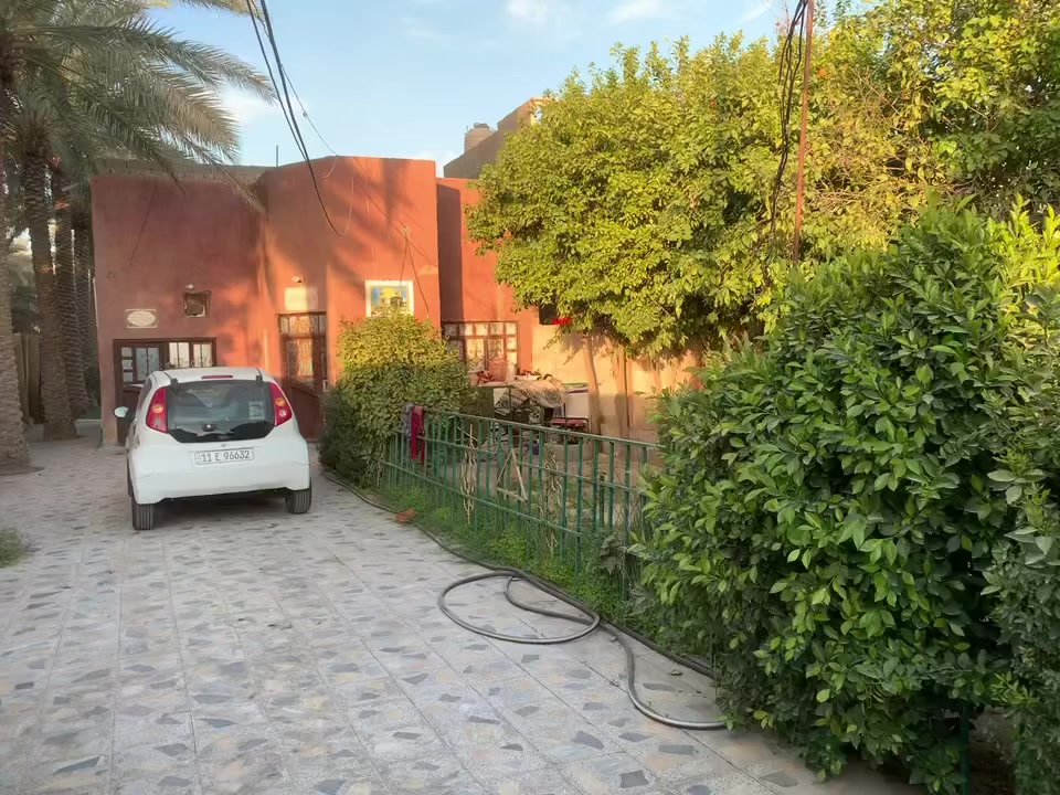 بيت للبيع المساحه 650 متر مع البناء يحتوي البيت عله غرفه واستقبال وصاله ومطبخ وصحيات داخليه وخارجيه 
يحتوي عله حديقه وكراج وأشجار لارنج ونخيل تمر ٩ نخلات تمر وخلف البيت يحتوي عله مخزن وحديقه وكاع تصلح للزراعه العنوان شارع بغداد عامود 170  وتنزل مسافه كيلو هم تبليط قرب مجمع الرحمان السياحي السعر 190 مع المجال ***********. يبعد عن الإمام ١٥ دقيقه
