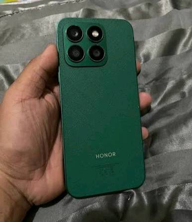 honor x8b جديد صار شهرين من اشتريته اريد اراوسه بايفون 11 برو ماكس او 12 برو او بيع بسعر 200 الف 