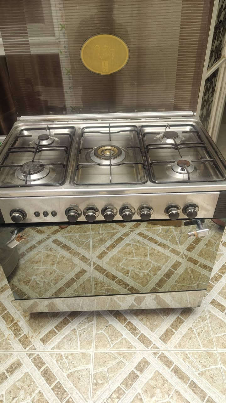 طباخ افرش المصري كلو شغال الفرن فوك وجوا شغال
بس الباب ينراد تصليح 

السعر 160 وبي مجال 

***********
