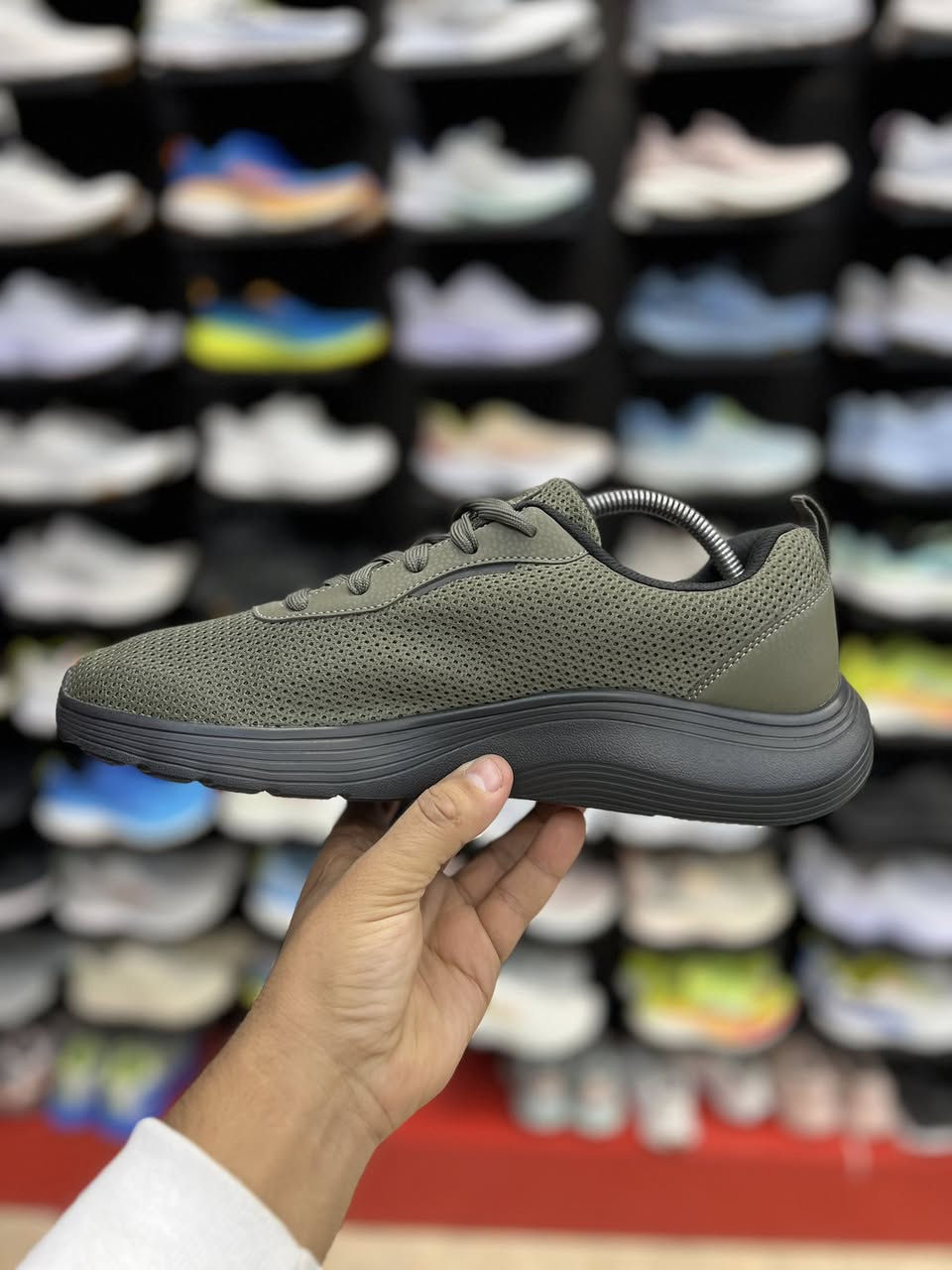 Skechers Flex Advantage 5.0 - Concourse

الراحة اليومية: يتميز بجزء علوي من القماش الشبكي (mesh) لتوفير التهوية.
نظام التوسيد: يحتوي على نعل داخلي مبطن بتقنية Air-Cooled Memory Foam لراحة تدوم طوال اليوم.
الاستخدام: مثالي للمشي، الجري الخفيف، والاستخدام اليومي المتكرر.

اصلي وكاله غير مستخدم
متوفر قياس 45
السعر 60

العنوان النجف ملحق الروان 
توصيل 🚚 محافظات 6 داخل النجف3 
*********** واتساب
