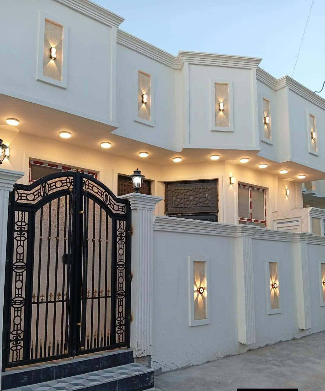 فرصة العمر.. بيت "صفر" لم يسكن من قبل! 🔑
لعشاق الحداثة والمواقع المميزة في الرمادي، نعرض لكم داراً سكنية (بناء طابوق) بتصميم راقي وتفاصيل متكاملة.
• 📍 الموقع: الرمادي - شارع 40 (خلف عمارة القند) - موقع استراتيجي وهادئ.
• 📐 المساحة: 140 متر مربع.
• 🏗️ حالة البناء: حديث جداً (صفر) لم يسكن سابقاً.
• 📑 سند العقار: طابو زراعي (سند 25) تحويل مباشر.
تفاصيل الدار:
• غرف نوم عدد (2).
• صالة داخلية كبيرة + صالة إضافية في الطابق الثاني.
• استقبال واسع للضيوف.
• مطبخ مجهز + مجموعة صحية متكاملة.
• مناور لتهوية وإضاءة طبيعية ممتازة.
📞 للاستفسار ومعاينة البيت: ***********
