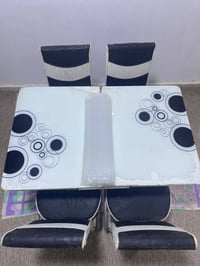 ميز طعام نظيف مع اربع كراسي ب   ٦٥ الف  ٠٧٧٣٥١٠٥٥٤٧