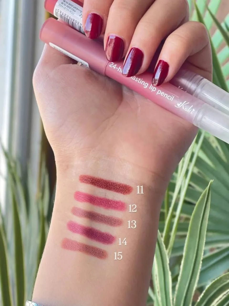 قلم 2في 1 تحديد + قلم حمرة ستك الشفاه من كوكي (Koki). 

قلم تحديد شفاه يدوم طويلاً.
مصمم ليدوم لمدة 24 ساعة ومقاوم للماء.
يتميز بقوام كريمي وناعم على الشفاه.
يمكن استخدامه لتحديد محيط الشفاه بدقة أو لملء الشفاه بالكامل للحصول على لون ثابت ومطفأ (matte).
يساعد في تحسين ثبات أحمر الشفاه ومنع تسربه حول الشفاه.

سعر 3،000
عنوان بغداد اركية وفاضل شارع المسبح العام
توصيل داخل المنطقة مجاناً بغداد والمحافظات 5
للحجز والاستفسار مراسلة الصفحة او الرقم ***********
