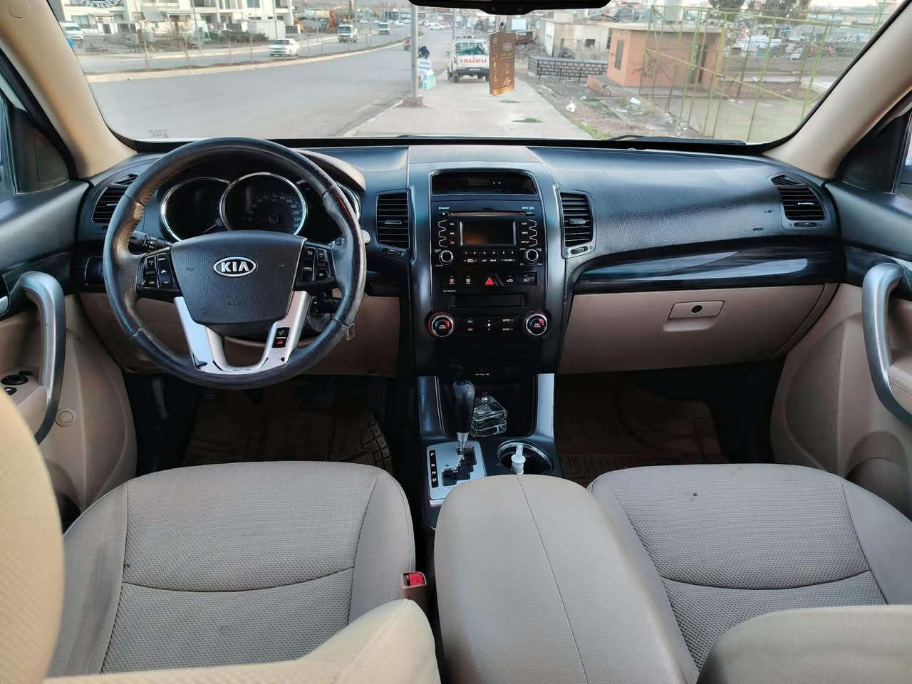 کیا سۆرینتۆ مۆدێل ٢٠١٢ بۆیاغ عام نیە بەس بە عام دەیفرۆشم نەوی نەگرتوە پشت و پێشی کەپسە ناو دینگە و تیکمە هیچی پێوە نیە سەیارەکە دەعامی بۆ دەعامی بەشەرتە گێڕ و مەکینە بەشەرتە ڕەقەم و سەنەوی نوێیە بەناوی خۆمە تەحویل و خرامە بەشەرتە 
نرخ ١١٧ 
ژ.م*********** كويسينجاك, أربيل
