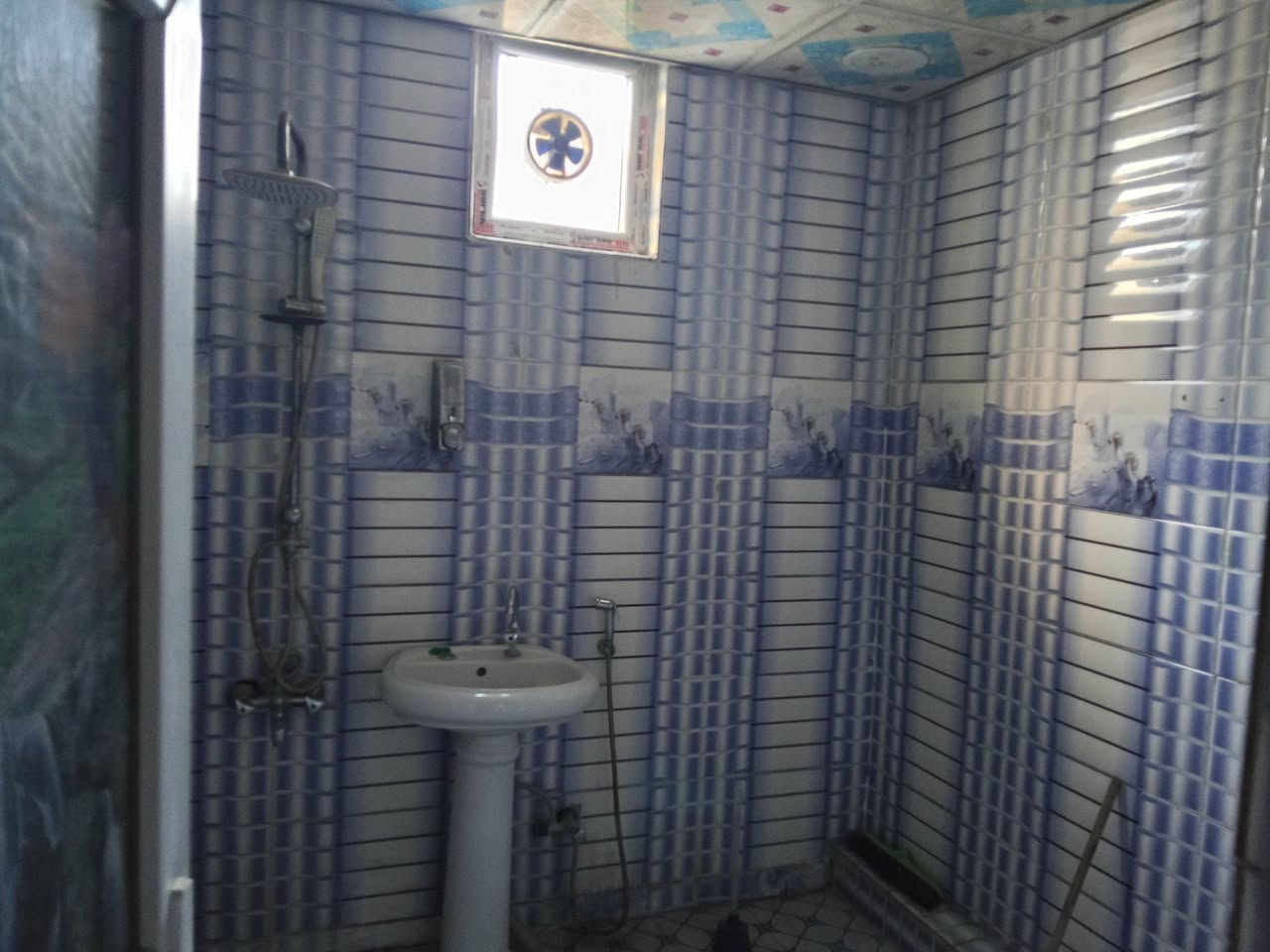 السلام عليكم دار للبيع طابو صرف مساحه 211 يحتوي على استقبال وصاله واربع غرف نوم وسويت 60 مترمعةالخدمات وكراج وثلاث حمامات بدايه شارع 70 الشارع الخدمي بين شارع 70 وشارع الجامع اول فرع على يمنا البيت سدد فرع  الاستفسار الاتصال ***********
