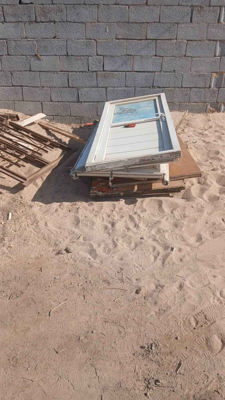 بيبان وشبابيك باله نضيفات كلمن وسعره اليريده يجي يشوفهن ويدلل ***********اتصال
