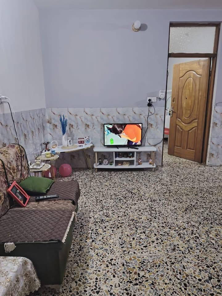 استقبال وغرفتين نوم وخدمات العماره بيهه بس ٥ شقق 

طابق ثاني نضيفه جدا السعر ٣٠٠ قفله 

معروض بمكتب الكناني ***********

عنوان المكتب الشعب شارع عدن قرب جاتو باريس
