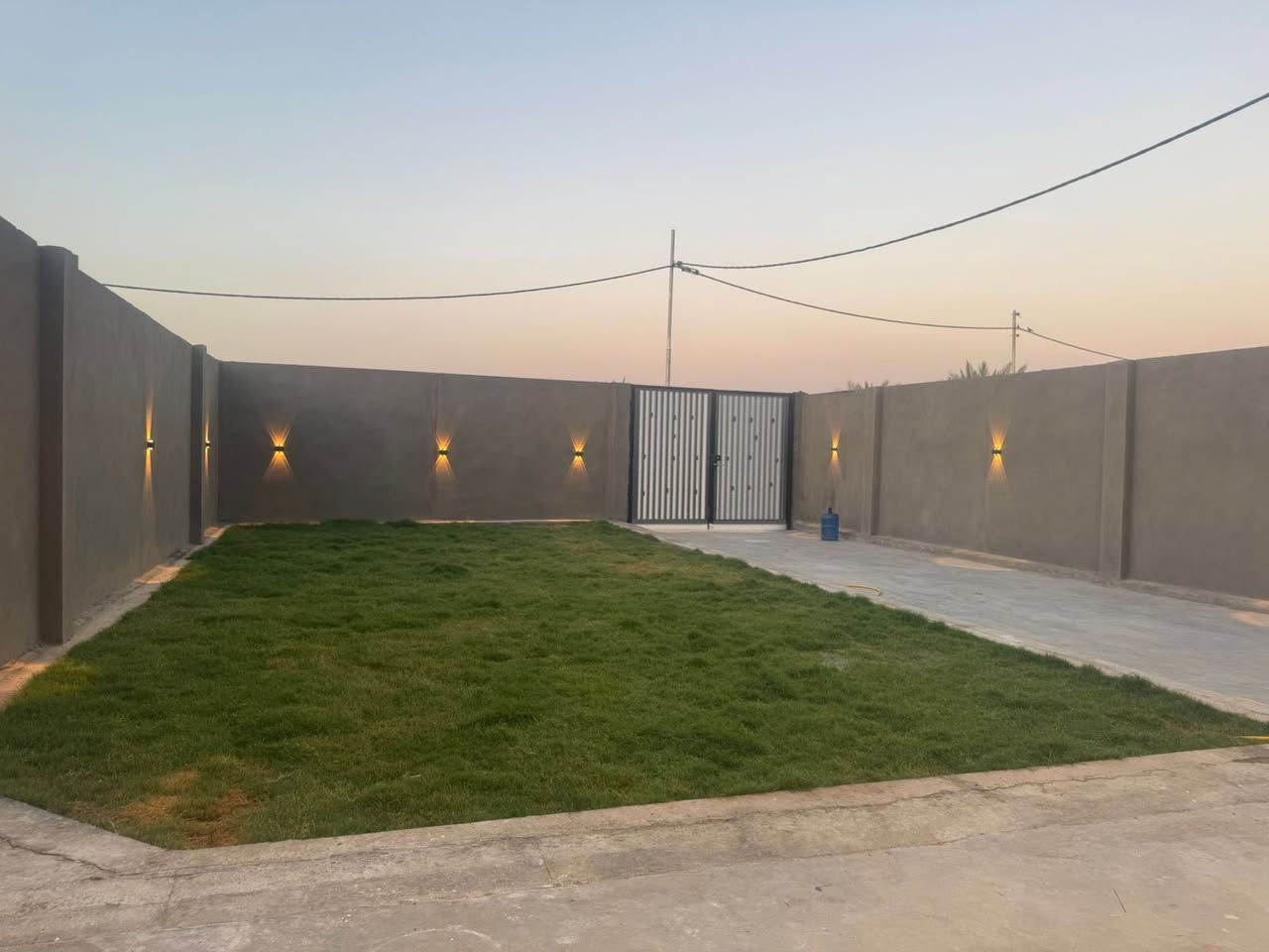 السلام عليكم 3دونم بستان مع منزل بمساحة 300م طريق ديوانيه دغاره خلف مجمع اللؤلؤة البيت مع الاثاث للبيع توجد جميع الخدمات مداور ب اسم المشتري***********
