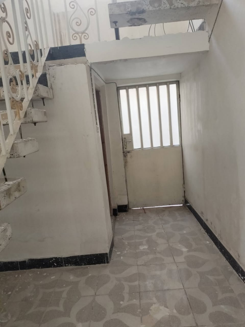 بيت في العزه القديمه قرب الدجيلي مساحة 250 طابق واحد فقط  غرفتين نوم  الاتصال على الرقم *********** مصفر
