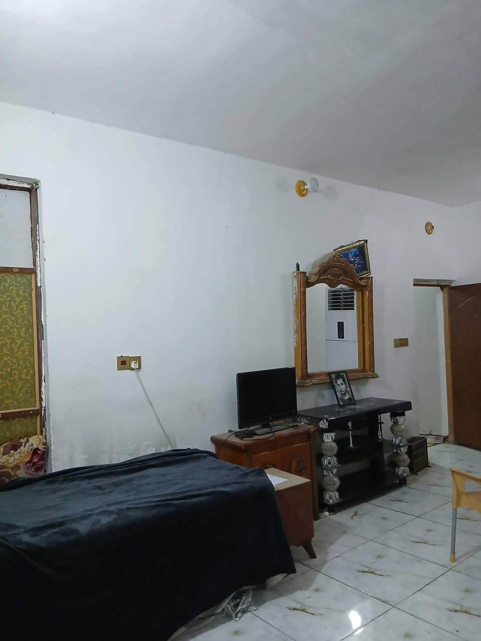 حي الشهداء جامع المحسن ساحة البستان امامي بناء حديث 100متر طابقين ***********
