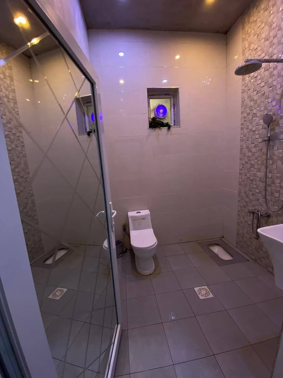 السلام عليكم
دار للبيع 
المساحة 100 متر
واجهه 5ونزال/20
طابو ملك صرف
طابق ونص
غرفتين نوم وصاله حولي كبير فوك وجوه ومطبخ وخدمات
بناء حديث 2024
 موقع مميز على شارعين وثاني فرع من الشارع العام 
شهداء المعالف قريب من الشارع العام وسوق التراث
السعر 148
البيع نقد فقط بدون مراوس ولا اقساط ولا مبادره
للاستفسار اكثر الإتصال *********** متوفر واتساب صاحب الدار
