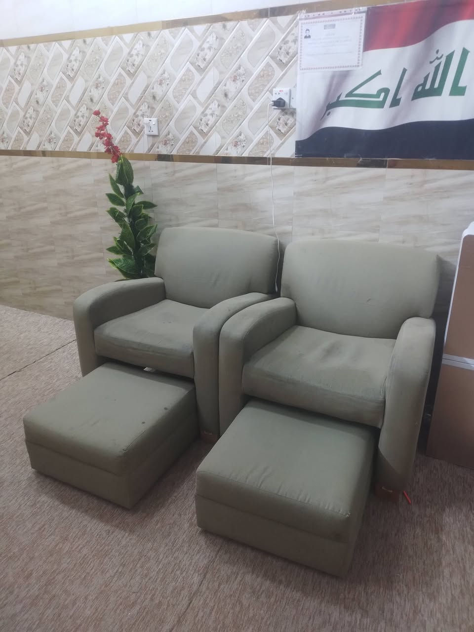 عندي ذن الكراسي امريكيات اصليات بيش يفيدنك اخذهن مكاني بغداد الجديده ***********
