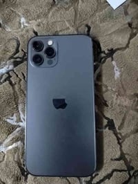 للبيع ١٢ برو ذاكره ٢٥٦ بطاريه ٩١ جهاز لوووك ع بلاد فقط فيس ايدي وكف با...