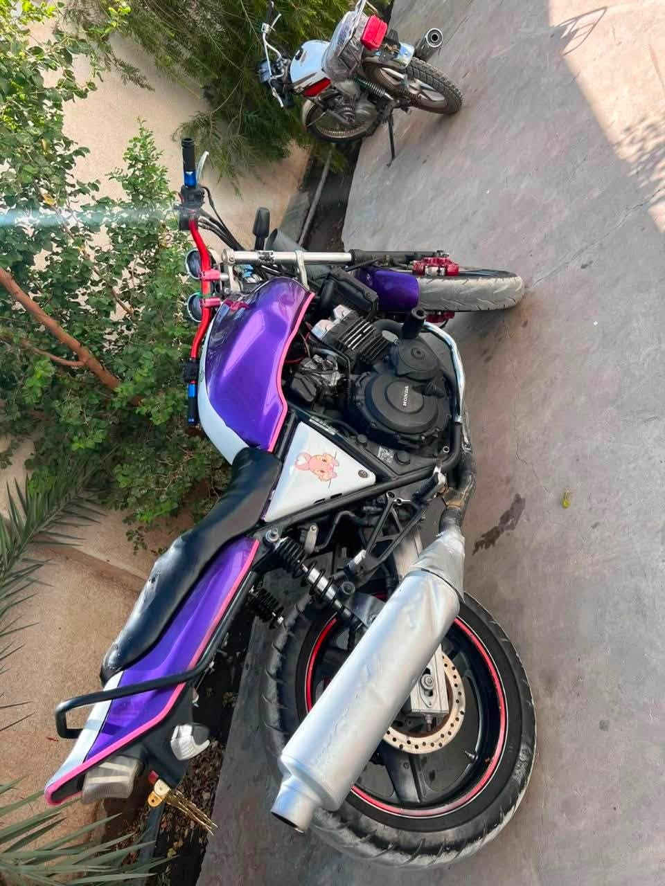 سيبي فور بطح c400 
موديل 2000
كمرك مدفوع اوراق اصولية ثاني يوم ترقم كلشي اصولي 
كهربائيات كلهة شغالة نگرة سلف الدراجة حيل حلوة 
تجي تفحص بيدك 

مكان الدراجة بغداد 

رقم الهاتف /***********\

اتصال واتساب

السعر 1700وبيهة مجال
