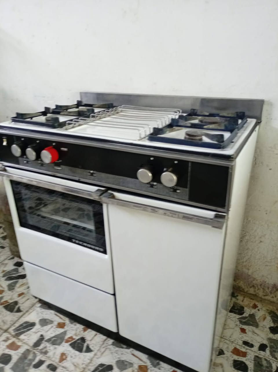 طباخ ايطالي الاصلي جديد علفحص. فرنه شغال.  حلة.


**إذا كنت صاحب هذا الإعلان وتريد حذفه لأي سبب، رجاءا أرسل رسالة إلى الدعم الفني**