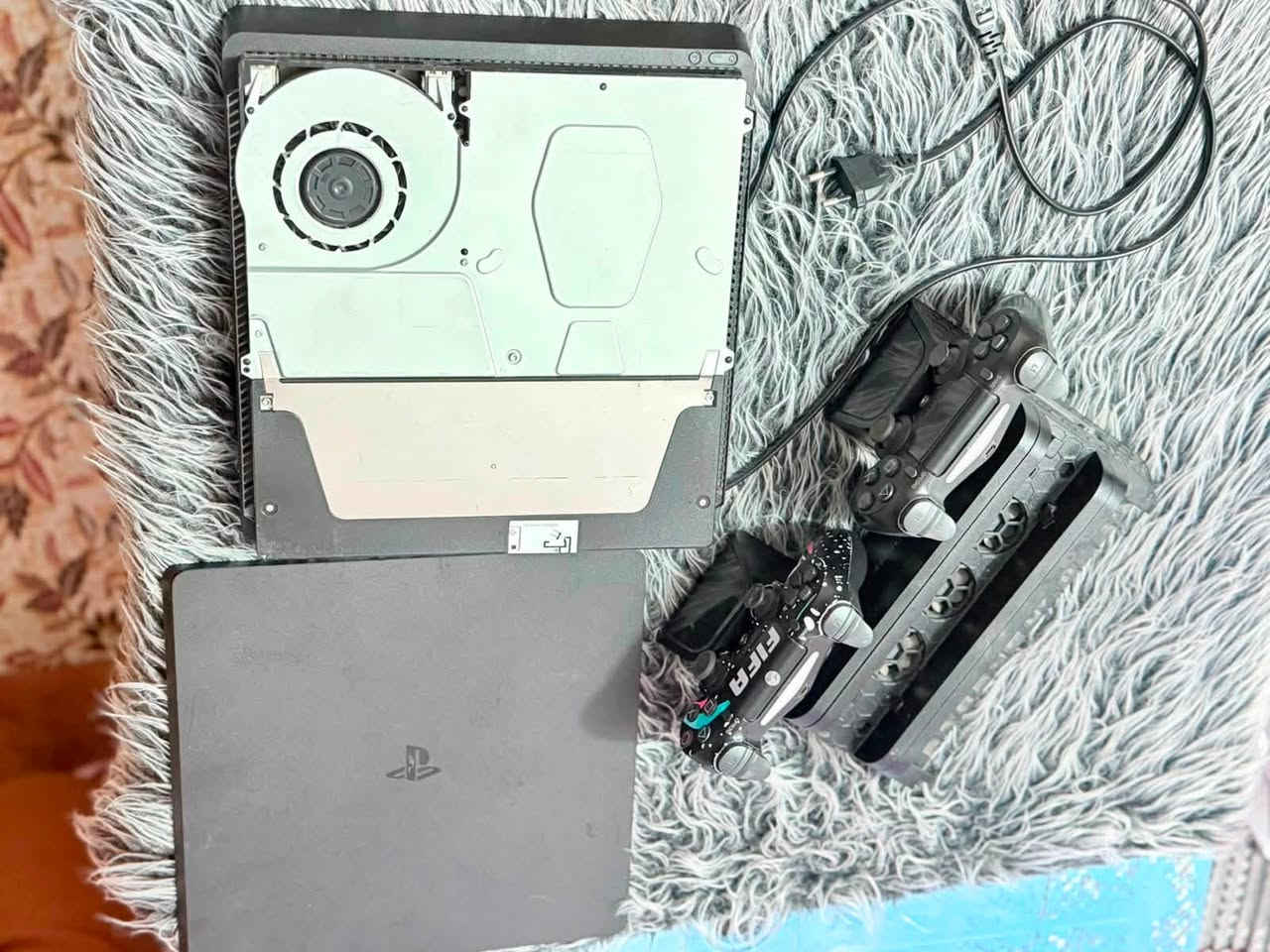 بلي فور مهكر قرص نضام 12 كامل ملحقات جوستك عدد 2 مع الكيبلات قاعده ابلي +قاعده شاحن جوستك ذاكره نص تيره 500 
نضافه 90/100 عدد ألعاب 13لعبه سعر 300 او بي مجال استفسار ع هاذ الرقم ***********
