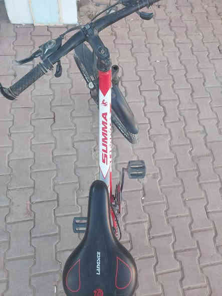 بايسكل كيمو 
نضيف شوفت العين
بريك امامي شغال
بريك خلفي شغال 
كير خلفي شغال
جوابة جديدة 
سعر 75 وبي مجال للشراي 
تكريت القادسية شارع جليل القصاب 
***********
