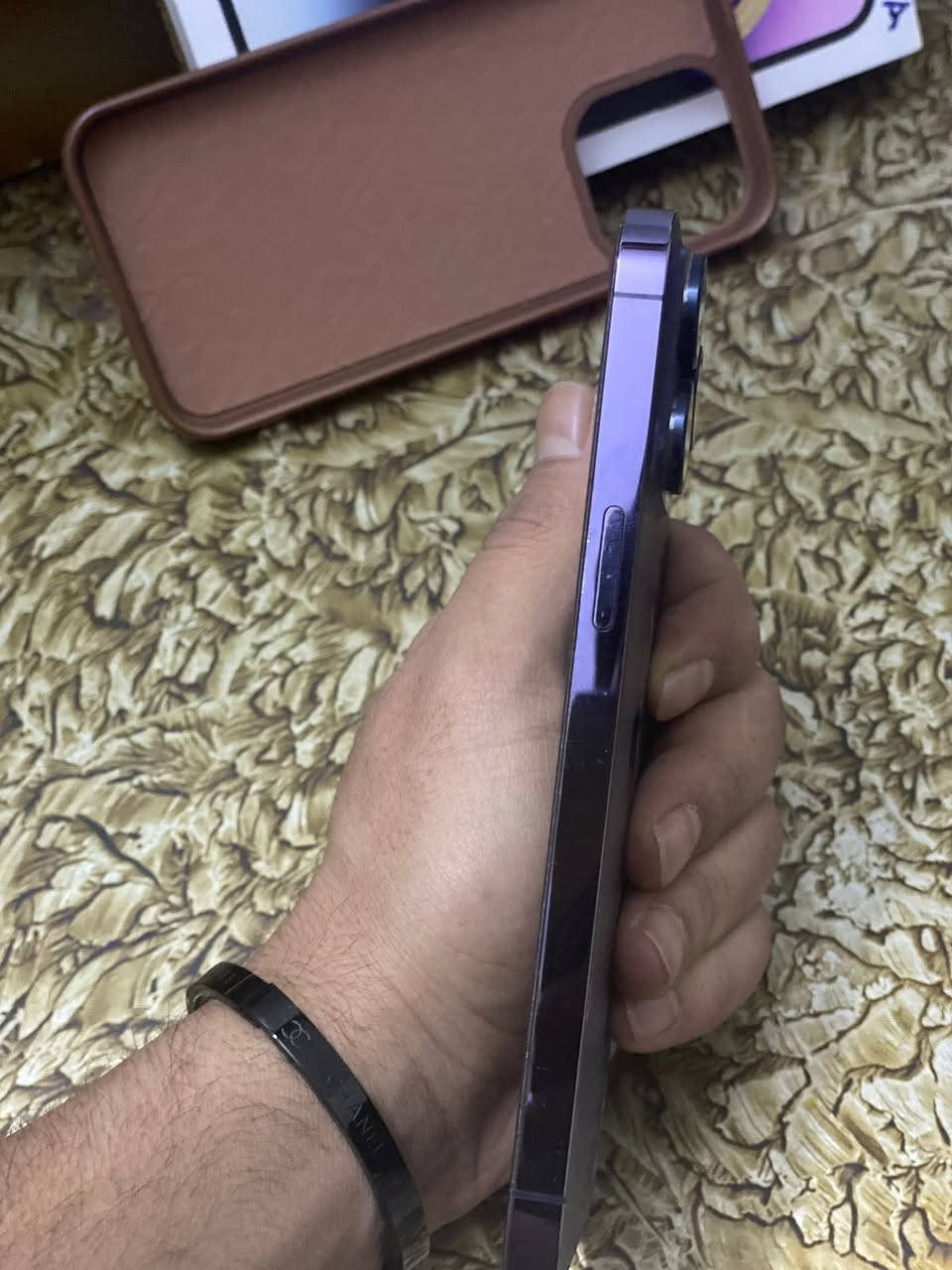 آيفون 14 برو ماكس شرق اوسط شريحتين النموذج مالته M يعني الأصلي
مواصفات الجهاز : 
البطاريه الاصليه : 92 
الشاشه : الاصليه 
فيس إيدي : شغال 
الذاكره : 256
ملحقاته : كارتون فقط 
ملاحضه : الجهاز ابد ما داخل تصليح وشرط تفحص حاسبه بس طاح مني ونكسر الضهر مالته مثل ما واضح في الصور وتصليح الضهر مالته ب50 ألف ليزر يعني حتى ما يفتحون الجهاز 
السعر : 800 
رقم التواصل : ***********
مكاني : البصره حي الأصدقاء 
خدمه توصيل : لا توجد
