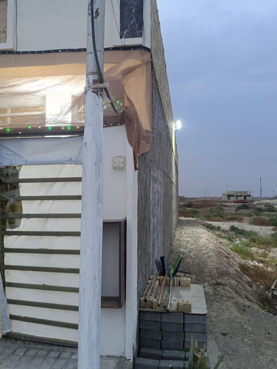 بيت زراعي سند 25 قرار محكمه على محكمه الزهور موقعه بوب الشام مدخل المعسكر مجاور مجمع الارض الزكيه يبعد ثاني قطعه عن الشارع مساحه 100 متر واجه 5 نزال 20 مي وكهرباء ورصيف خط مولد مجاني بي 24 ساعة بالاضافة الى الوطنيه صاير على شارع الرئيسي شارع الاوسمة سعر البيت 40 مليون وبي مجال بسيط كلش سبب البيع متوازي على فلوس البيت بناء 2025 للاستفسار الاتصال على الرقم ***********
