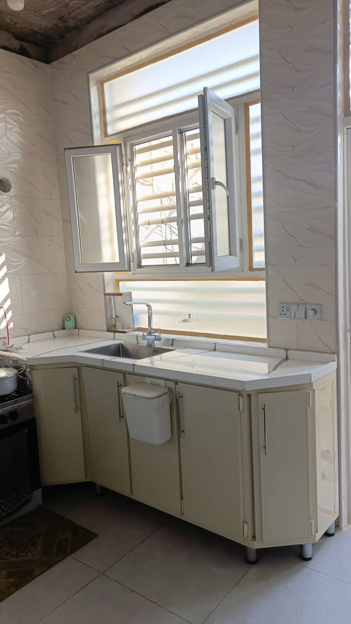 الدار للبيع
المساحه 112
الواجهه 8 متر
النزال 14 متر 
يحتوي البيت على غرفتين وكل غرفه لها حمامها الخاص نضام سويت وصاله واستقبال ومطبخ وحمام خارجي للضيوف 
اساس وسقف صب كونكريت يحتوي السقف على جسور نزالات ومخفيه يعني مو حصيره 
مكان الدار شارع المطار الجديد شارع علكم مقابل شارع حاتم الخير  الدار عالي عن الشارع كما موضح بالصور 
للاستفسار 
***********
