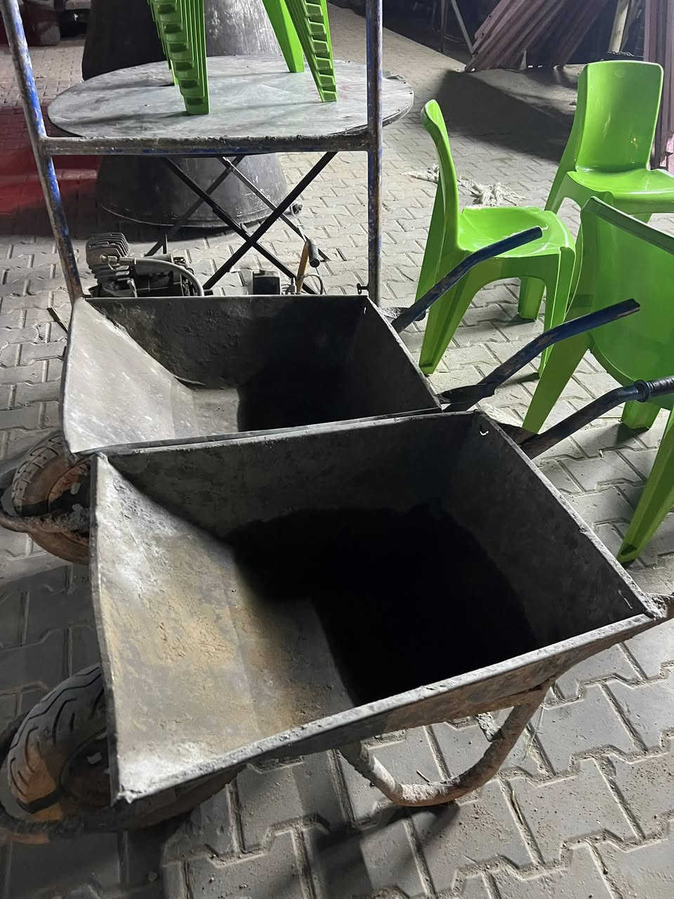 السلام عليكم للبيع عددٍ يدوية
قفاصة عدد12 ثقيل 2ملم 

دريلات كبير عدد3 كسار 

دريلات وسط بريمه وهزاز 3

دريل صغير واحد 

كوسره عدد 2 كبير و صغير 

عربانه ثقيل تسكام عدد 4 

ماكنه لحيم انجيكو اصليه واحده

مولدات 12 امبير عدد 1 و 24 امبير عدد1 و 30 امبير كاز كامه ياباني عدد1 

العنوان /النجف ناحية الرضوية 

***********
