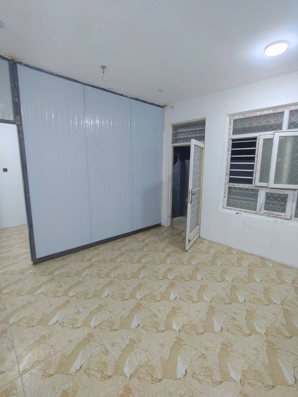 السلام عليكم
بيت طابق ثاني للايجار
الموقع سبعه نيسان قرب الكليه الاساسيه 
يحتوي على غرفه نوم و حمام و صاله و استقبال و مطبخ 
البيت بناء جديد  
السعر 350 وقابل للتفاوض 
للاستفسار الاتصال على الرقم ***********
