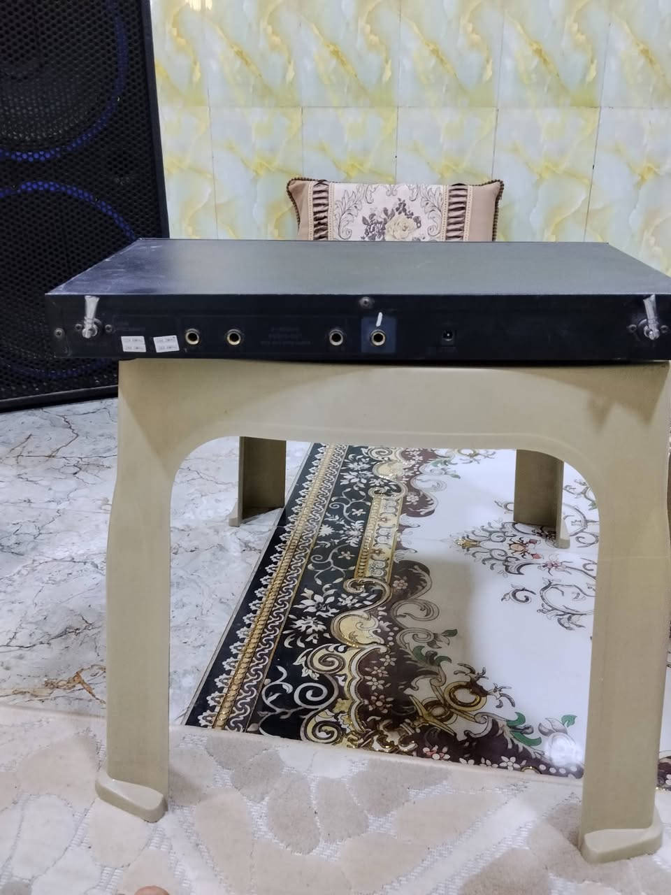 السلام عليكم عندي ذني السماعات زوج مع جهازين مال لاقطات يخرج الواحد ٤لاقطات مع مضخم مامحتاجهن لان جهازي ابو الميه مايشغل ٤سماعات ذني للبيه مكاني ديوانيه المركز وهذا رقم هاتف *********** الشراي يتصل سعرهن كلهن ٣٥٠ اكو فديو شوفه وقتنع وخابر ارتفاع السماعات اكثر من متر وعشر سانتيم ومن الله التوفيق

