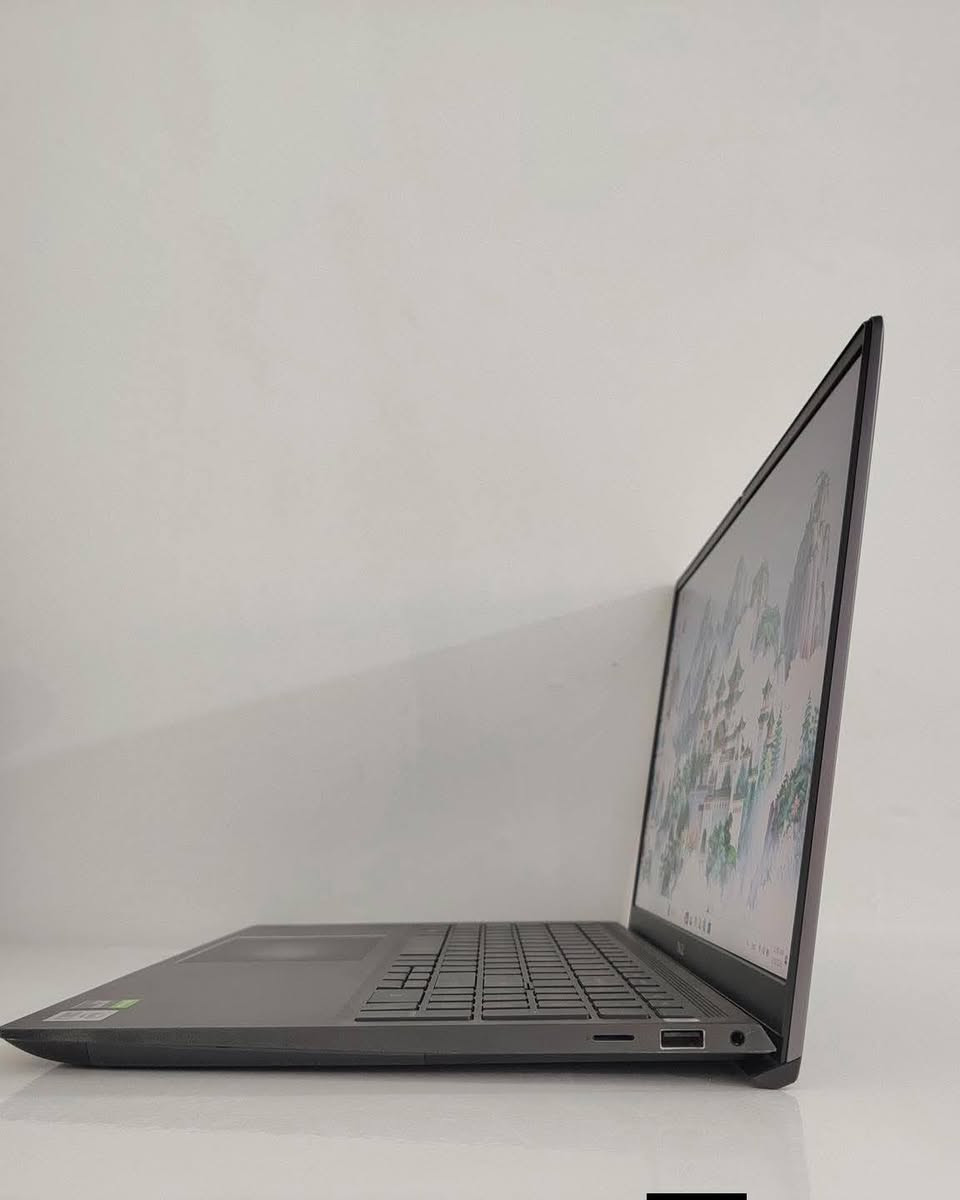 🚨 إذا ناوي تشتري لابتوب هالفترة… لا تستعجل وتاخذ أي جهاز وبعدين تندم.
خل أختصرها عليك 👇

📲 راسلنا مباشرة عالواتساب: ‪+964 7710986530‬

🏬 الشكراوي – بغداد / الأمين الثانية / شارع النواب

من الـ4 العصر للـ12 بالليل نكون بخدمتك 🌙

اليوم عدنا جهاز عملي وقوي بنفس الوقت 👇

💻 Dell Vostro 7500
 • i7 جيل عاشر H
 • رام 16GB
 • SSD 512GB سريع
 • كرت GTX 1650 Ti 4GB
 • شاشة FHD واضحة
 • كيبورد بإضاءة
 • 🔋 بطارية من ساعة إلى 3 ساعات (حسب الشغل)

💰 السعر: 730 ألف دينار

⸻

بشنو يشتغل وياك هالجهاز؟

إذا طالب 👨‍🎓 يمشيك دراسة، برامج أوفيس، زوم، مشاريع بدون تعليگ
إذا مصمم 🎨 يشغل Photoshop و Illustrator و AutoCAD
إذا تشتغل مونتاج 🎬 يشتغل Premiere و CapCut
إذا تحب ألعاب 🎮 يشغل PUBG و GTA V و Fortnite و Valorant بإعدادات متوسطة إلى عالية

يعني جهاز عملي للشغل والترفيه بنفس الوقت 👍

⸻

ليش تشتري من الشكراوي؟

✔ ضمان شهر
✔ فحص قدام المندوب قبل ما تستلم
✔ أجهزة نظيفة ومفحوصة وجاهزة
✔ تغليف مرتب يحمي الجهاز
✔ توصيل خلال 48 ساعة
✔ ملحقات كاملة: حقيبة + ماوس + ماوس باد + شاحن أصلي

🎓 وعدنا تخفيض خاص للطلاب
💻 وعدنا موديلات وأسعار مختلفة تناسب كل الميزانيات

⸻

إذا محتار شتختار لا تعتمد عالحظ 😉
احجيلنا شنو استخدامك وميزانيتك وإحنا نرشحلك الأنسب إلك.

📲 تواصل ويانا هسه على الصفحة أو واتساب ***********
وخل نساعدك تاخذ  جهاز فعلياً يخدمك
