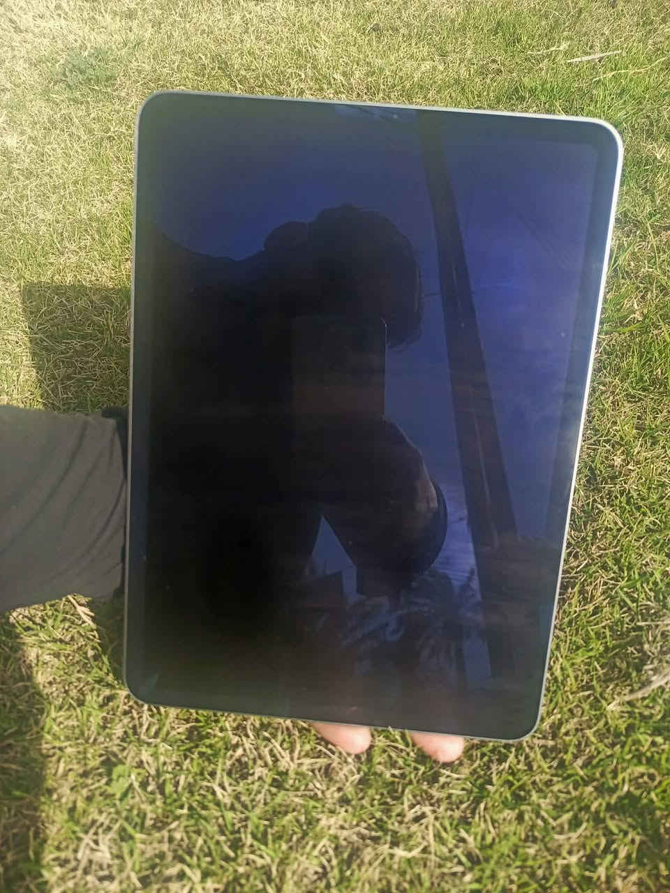 السلام عليكم…
ايباد برو m2 ذاكرة 128 ببجي 120 فريم حقيقي نظافة 100/90 البطارية من ال 90 لحد ال 85 كامل غراض كارتونة وشاحنة مع حافظات 2 الايباد مكفول السعر ب 650 وبي مجال 
بس طبعة بسيطة بين الكلاس والشاشة اثر اصبع
المكان ابوغريب حميد الشعبان للتواصل خاص أو *********** يوجد خدمة توصيل داخل بغداد 
توصيل داخل بغداد فقط
