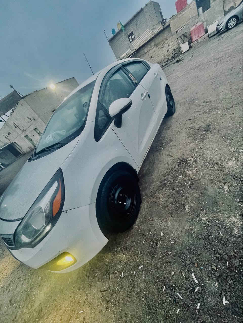 السلام عليكم خوان كيا ريو2014للبيع رقم بصره الجديد سنويه للـ29ماخذها من راعيها السياره بيها كازكيت +خزان راديتر طاك 
السياره تخم تاير كهربائياتها كلها شغاله تبريد التدفئه ملغيه السياره رايدها بـ70ابيع كوم حديد فقط رسميات العنوان البصره الجزيره شارع الصقر الهاتف(***********) للمعلومه السياره تشتغل وتمشي مابيها اي شي بس صار بيها ضغط وطك الخزان يعني ماخابطه بصوره عامه بس انا ابيع كازكيت البصرة, العراق
