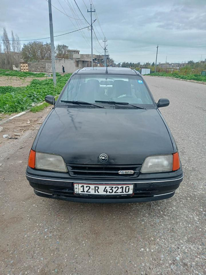 السلام عليكم سيارة اوبل كاديت موديل 91حجم 16،كيرشرط،محرك اثر صرف  هزة جديدة كاربون بانزين  السيارة بااسمي ،،السعر،،28,ورقه بيها مجال بسيط.   ***********
